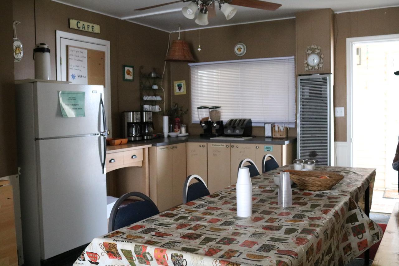 Wakaw Lodge Motel エクステリア 写真